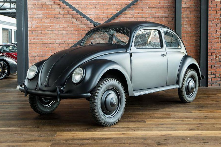 Toàn cảnh chiếc Volkswagen Beetle 1945 với thiết kế nguyên bản vintage, từng đường nét đều biểu trưng của kỷ nguyên đầu hậu chiến