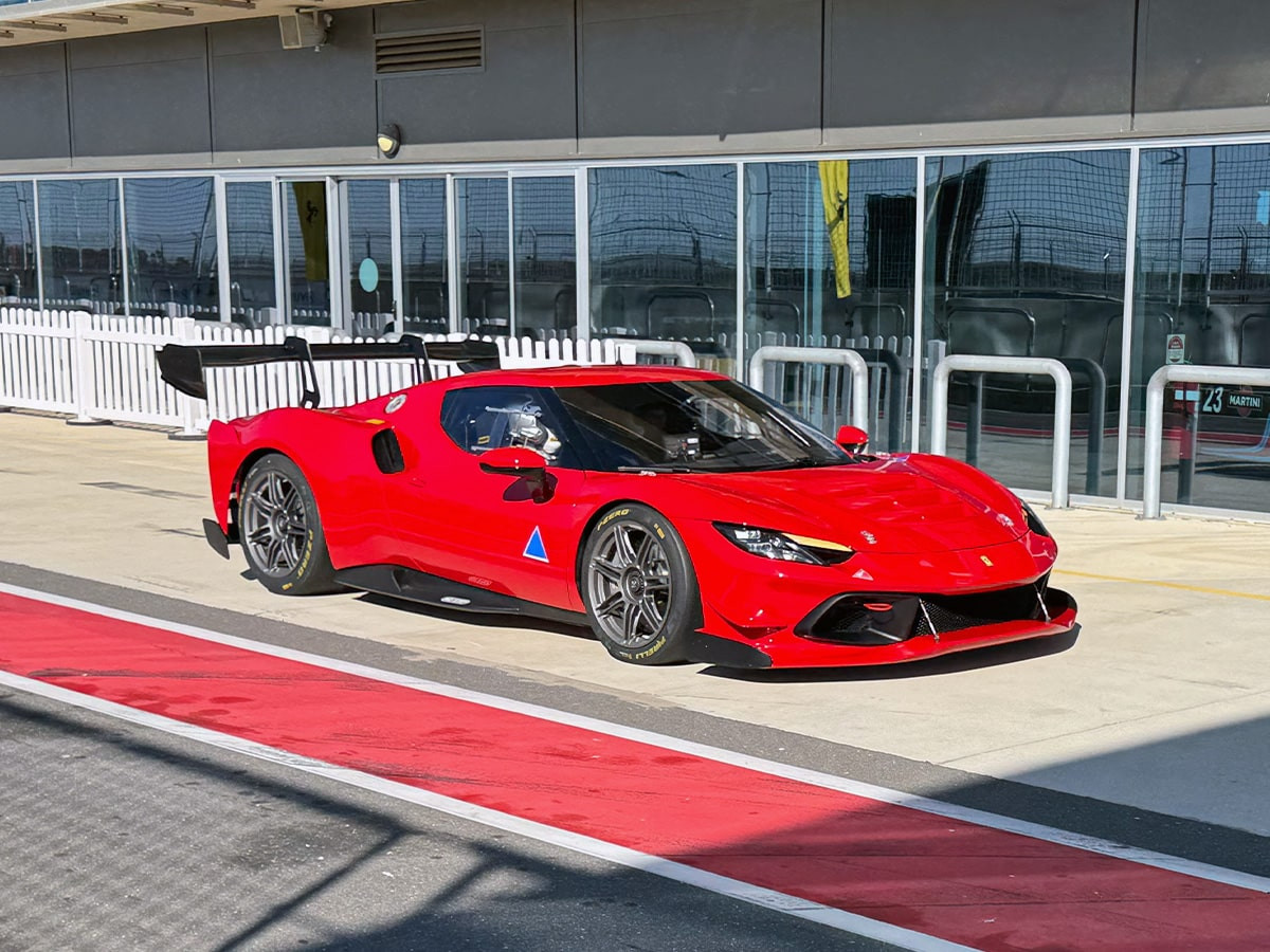 Toàn cảnh Ferrari 296 Challenge đang chạy thử tại đường đua