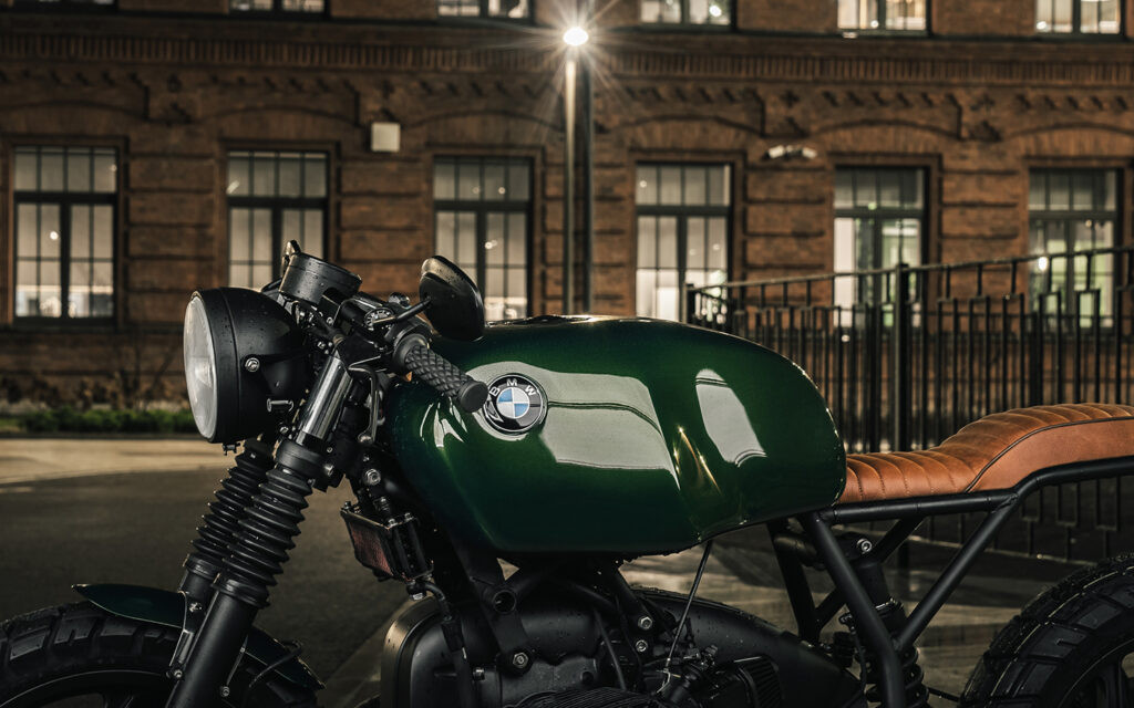 Toàn cảnh góc sau xe độ BMW R1100RT với yên bậc,vè chắn bùn và lốp gai Scrambler