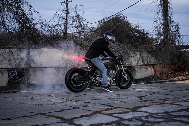 Toàn cảnh phần đuôi xe Yamaha Virago độ với thiết kế yên nổi và đèn hậu LED
