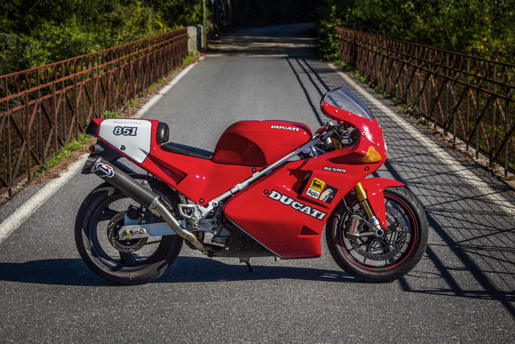 Tổng thể chiếc Ducati độ cho thấy sự liền lạc giữa ngoại hình cổ điển và trái tim hiện đại