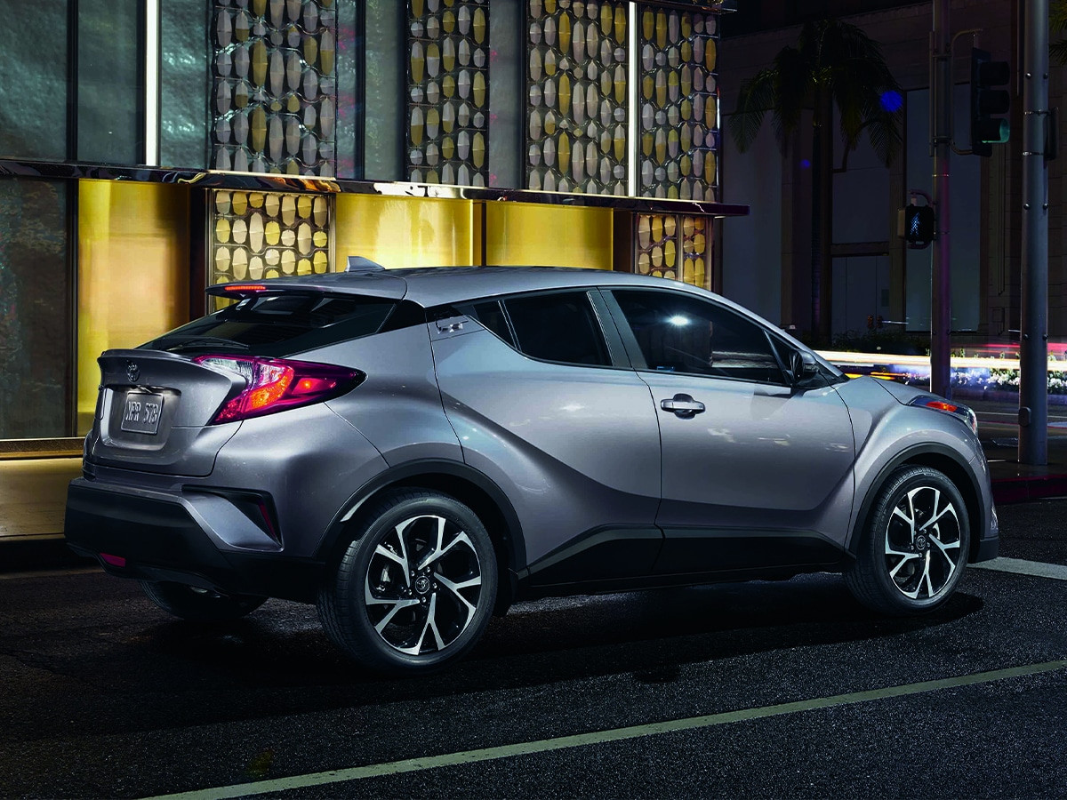 Toyota C-HR màu xám lướt qua đường vành đai