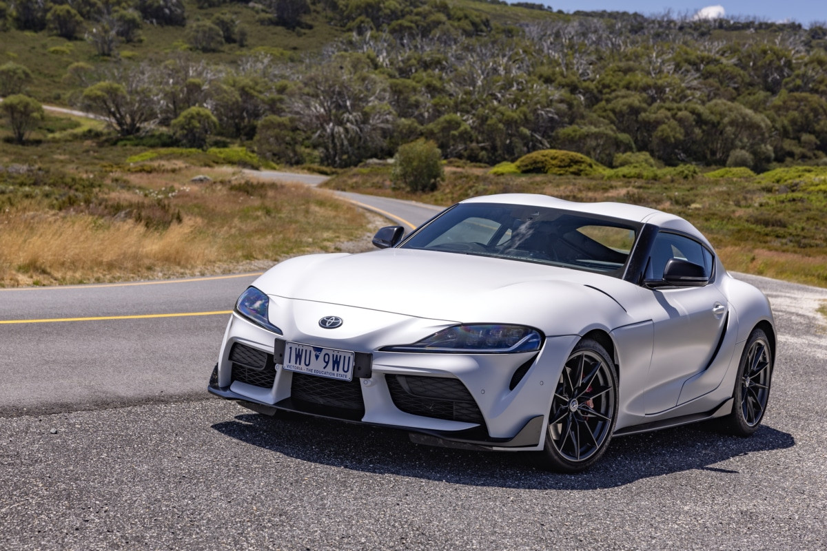 Toyota GR Supra 2025 GTS màu bạc tại pitstop