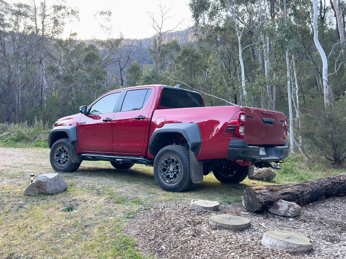 Toyota HiLux GR Sport phía sau với cải tiến ngoại hình thể thao và gầm xe nâng cao