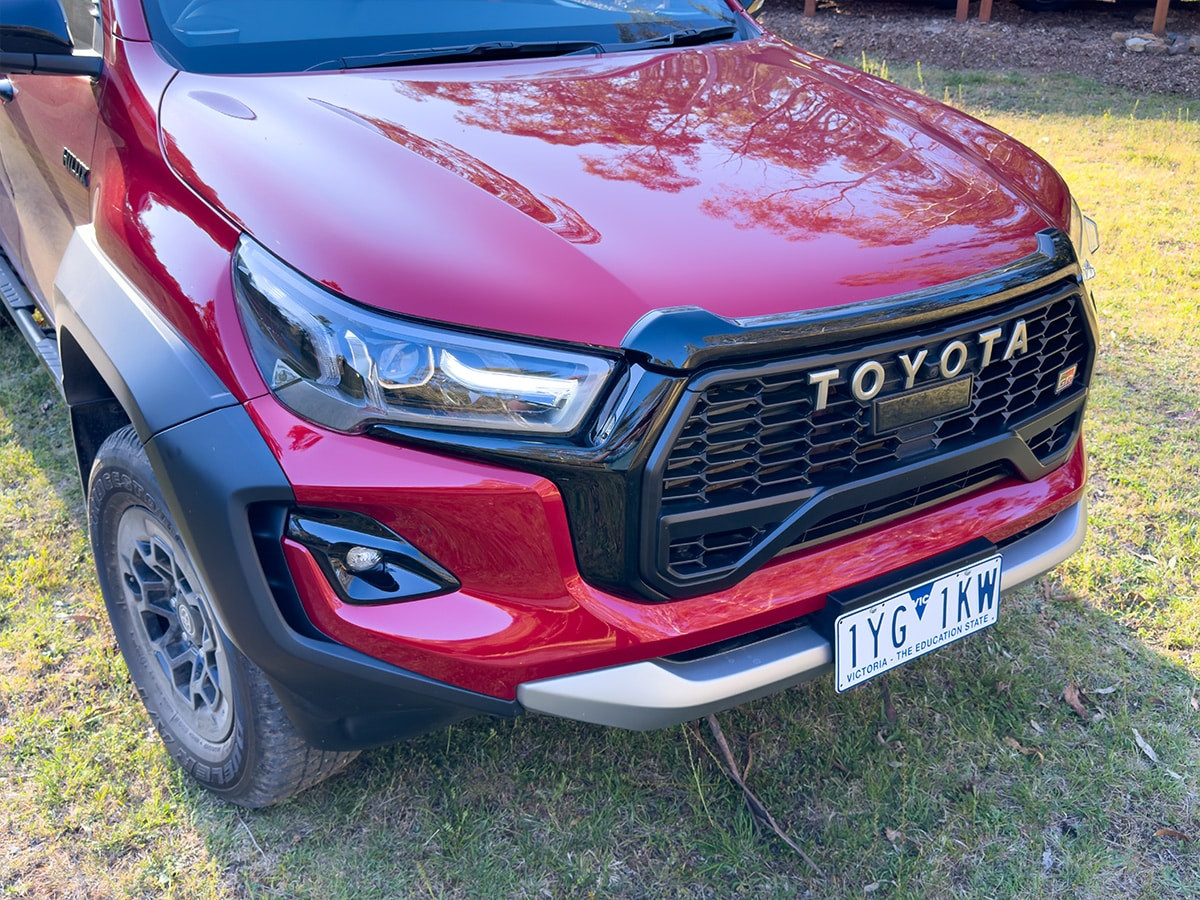 Toyota HiLux GR Sport phía trước nổi bật với mặt ca-lăng hầm hố và chi tiết khí động học