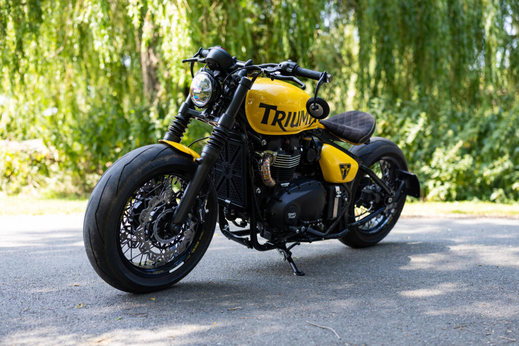 Triumph Bobber với bộ mâm rộng và vành Takasago Excel