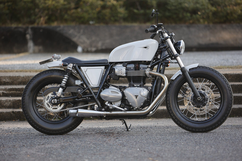 Triumph T100 bản độ Heiwa nhìn từ bên hông với hệ thống làm mát bằng dung dịch được sắp xếp tinh tế