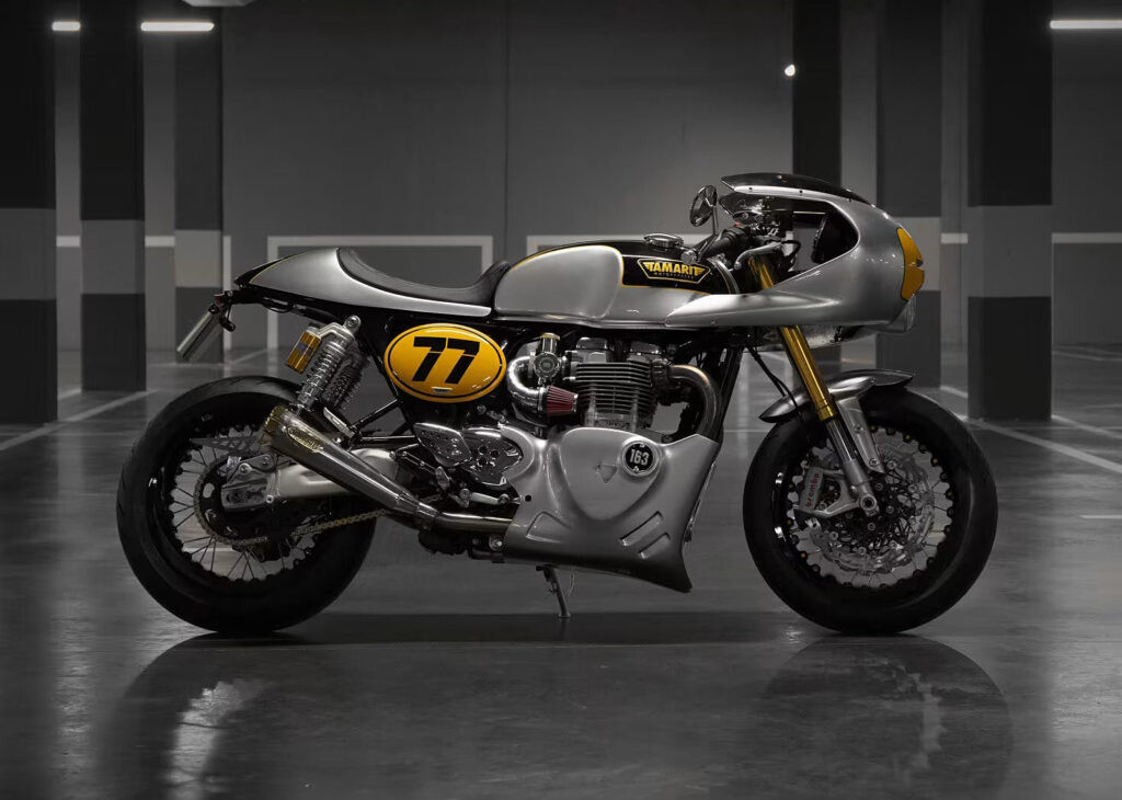 Triumph Thruxton RS bản độ Byakko nhìn từ góc nghiêng bên phải