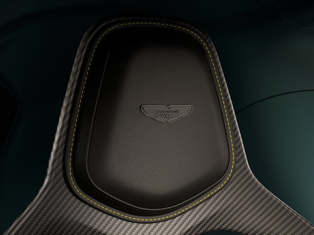 Tựa đầu ghế có logo Aston Martin thêu tay sang trọng