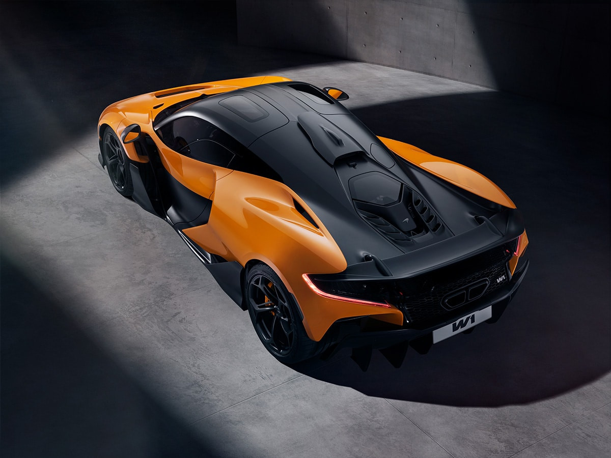 View 3/4 phía sau McLaren W1 đầy góc cạnh