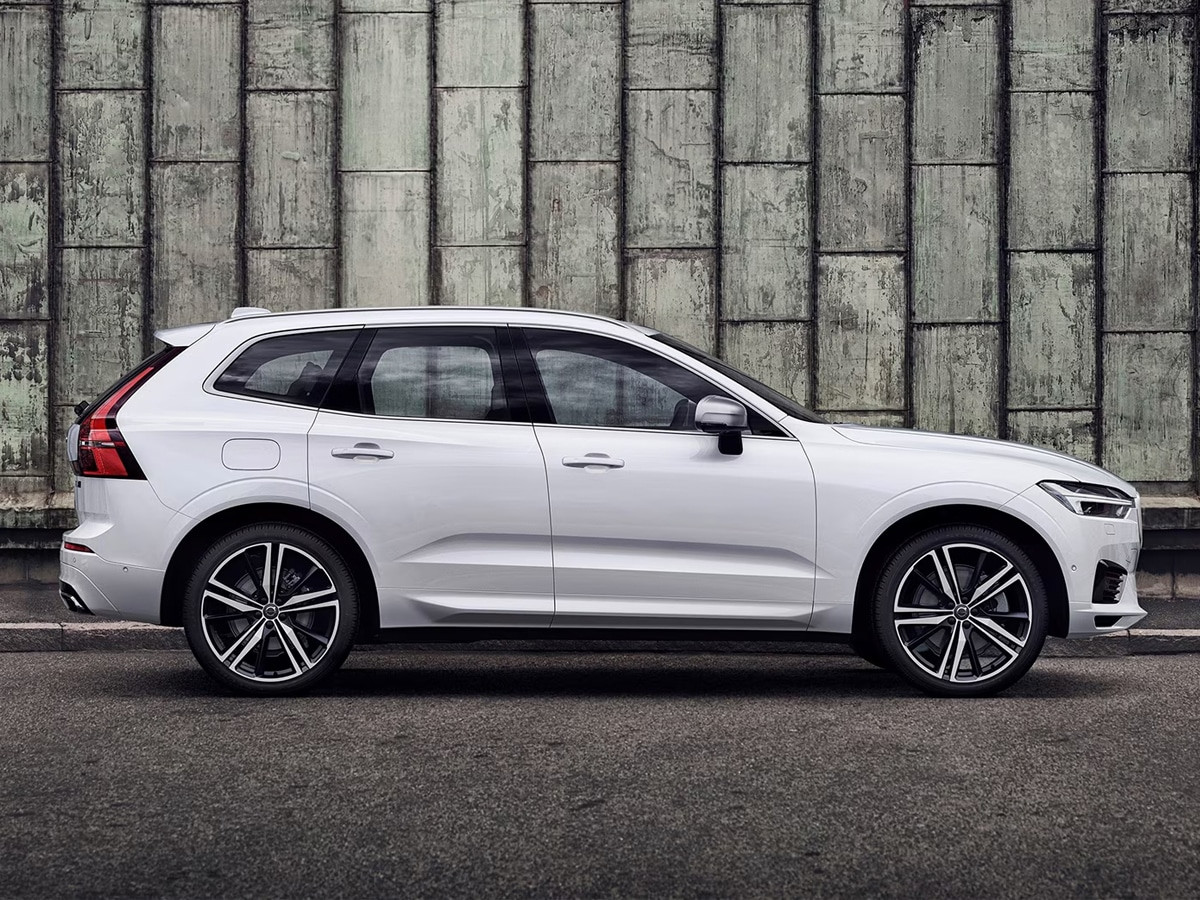 Volvo XC60 R-Design trắng đi qua khu dân cư hiện đại