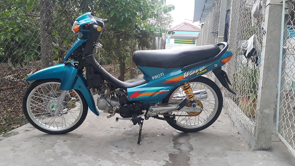 Wave 110 độ kiểng tông cam nổi bật giữa phố đông