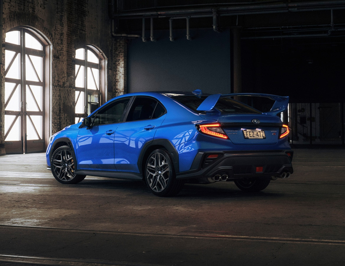 WRX AWD tS Spec B phần đuôi nổi bật với ống xả STI và cánh gió lớn