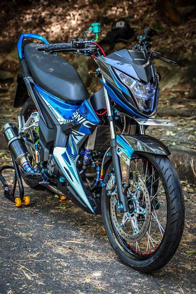 Xe Honda Sonic 150R độ kiểng với dàn áo nổi bật
