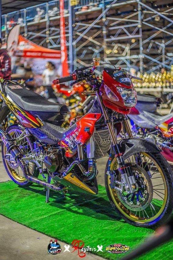 Xe mô tô độ phong cách chopper Mỹ, tay lái cao, thân xe dài và phong trần