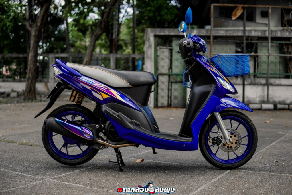 Xe Yamaha Mio độ kiểng nhẹ nhàng với tem trùm và dàn chân niềng nhôm