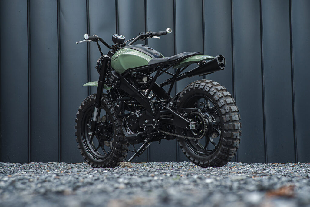 Yên phong cách tuck-and-roll tạo điểm nhấn đậm chất scrambler hoàn chỉnh