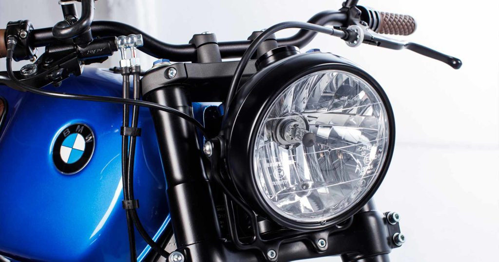 Yên và ốp da khâu quả trám, kết hợp tay nắm Biltwell cổ điển
