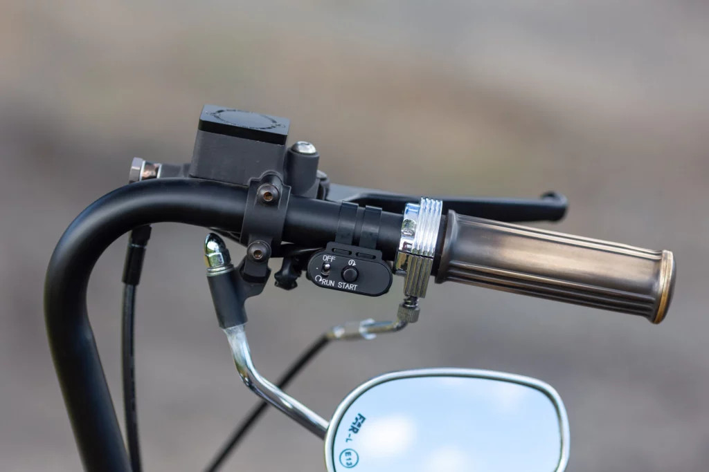 Yên xe bobber êm ái, chắn bùn tùy chỉnh và chi tiết đồng thau thủ công tôn vẻ sang trọng