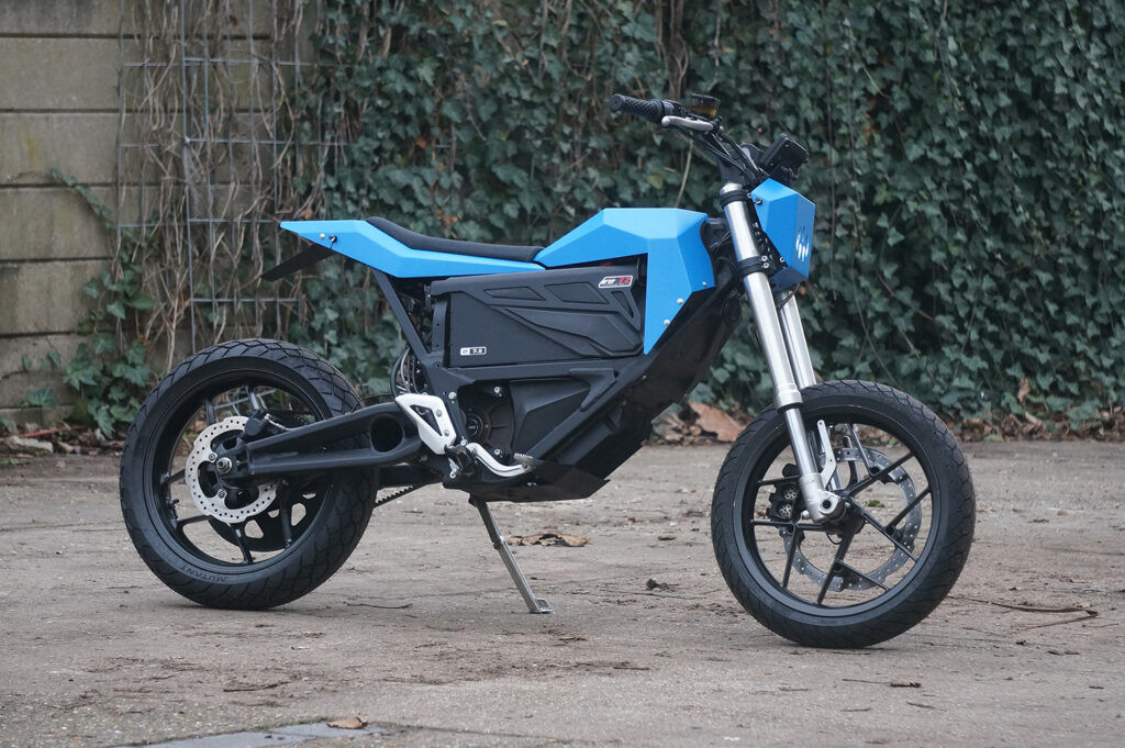 Zero FXS với màu xanh lam nổi bật khi hoàn thiện