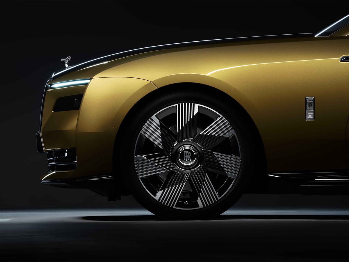 2023 rolls royce spectre front quarter panel