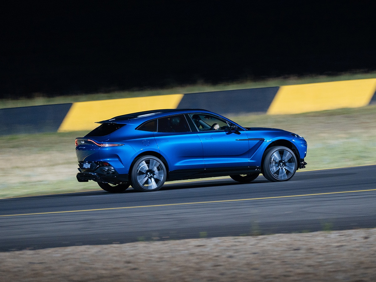 Aston Martin DBX707 trên đường đua