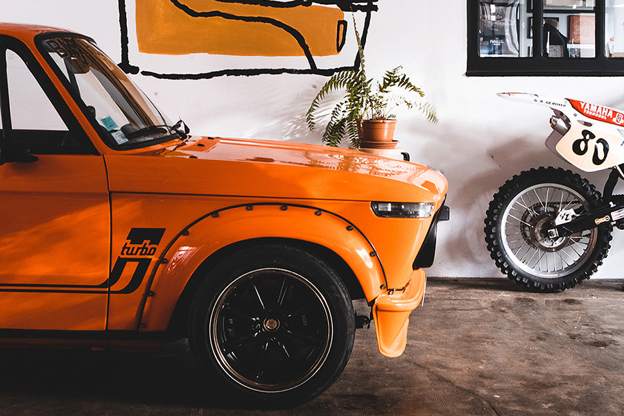 BMW 2002 nhìn từ bên