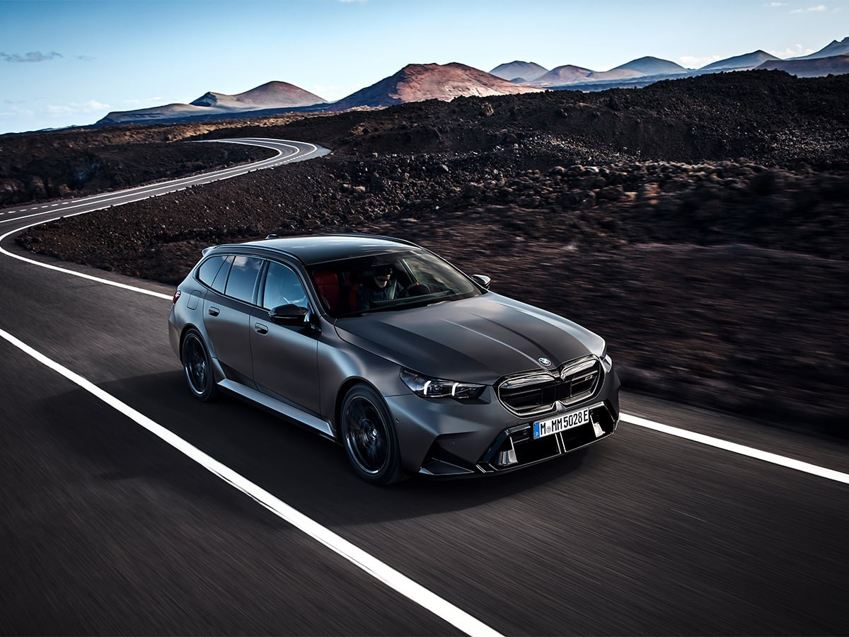 BMW M5 Touring phía trước trên đường