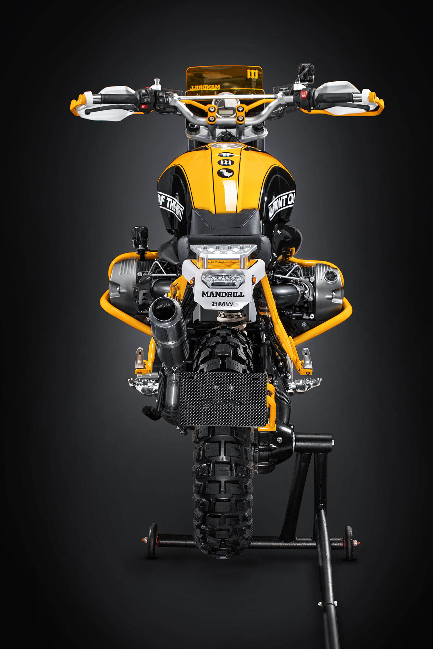 BMW R nineT Scrambler trang trí màu sắc nổi bật