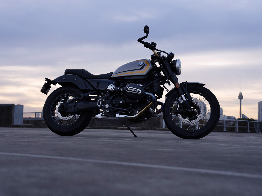 BMW R12 khi dừng đèn đỏ