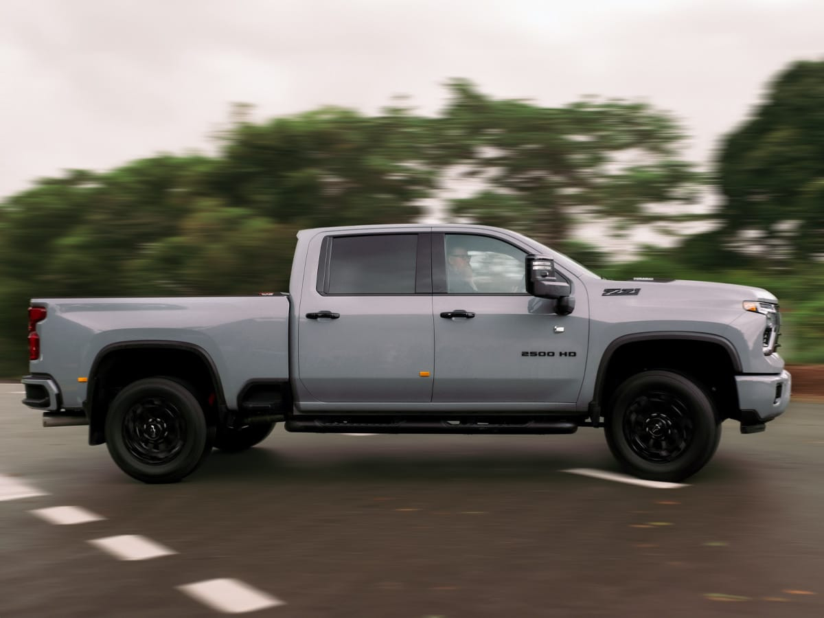 Chevrolet Silverado trên đường