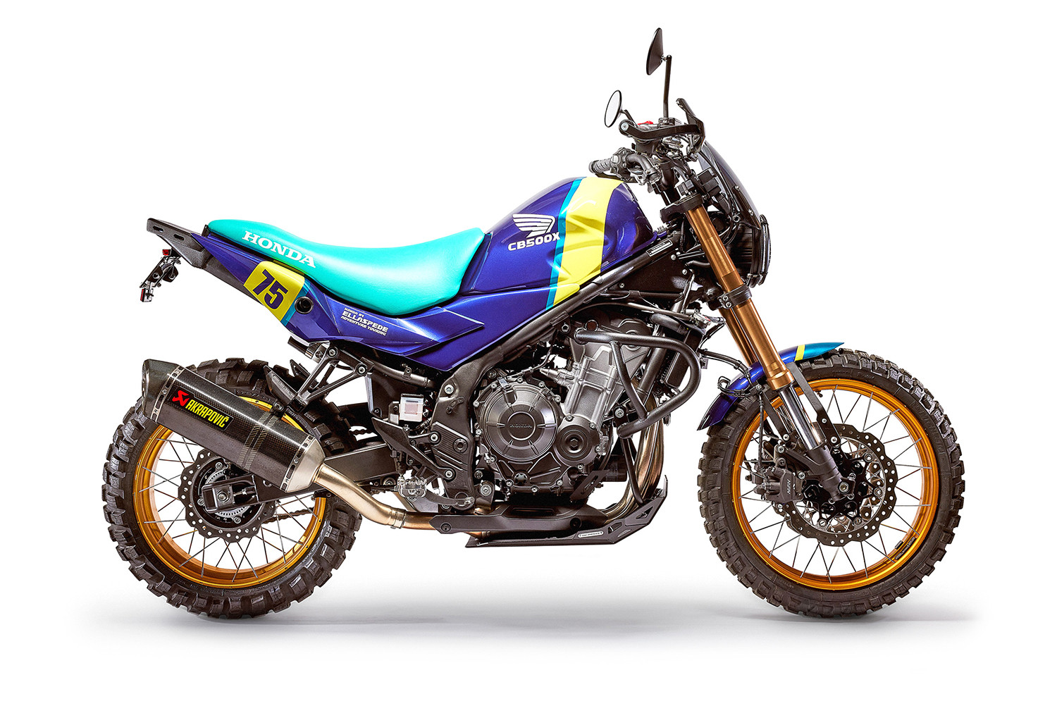 Chiếc xe Honda CB500X với thiết kế tối giản và mạnh mẽ