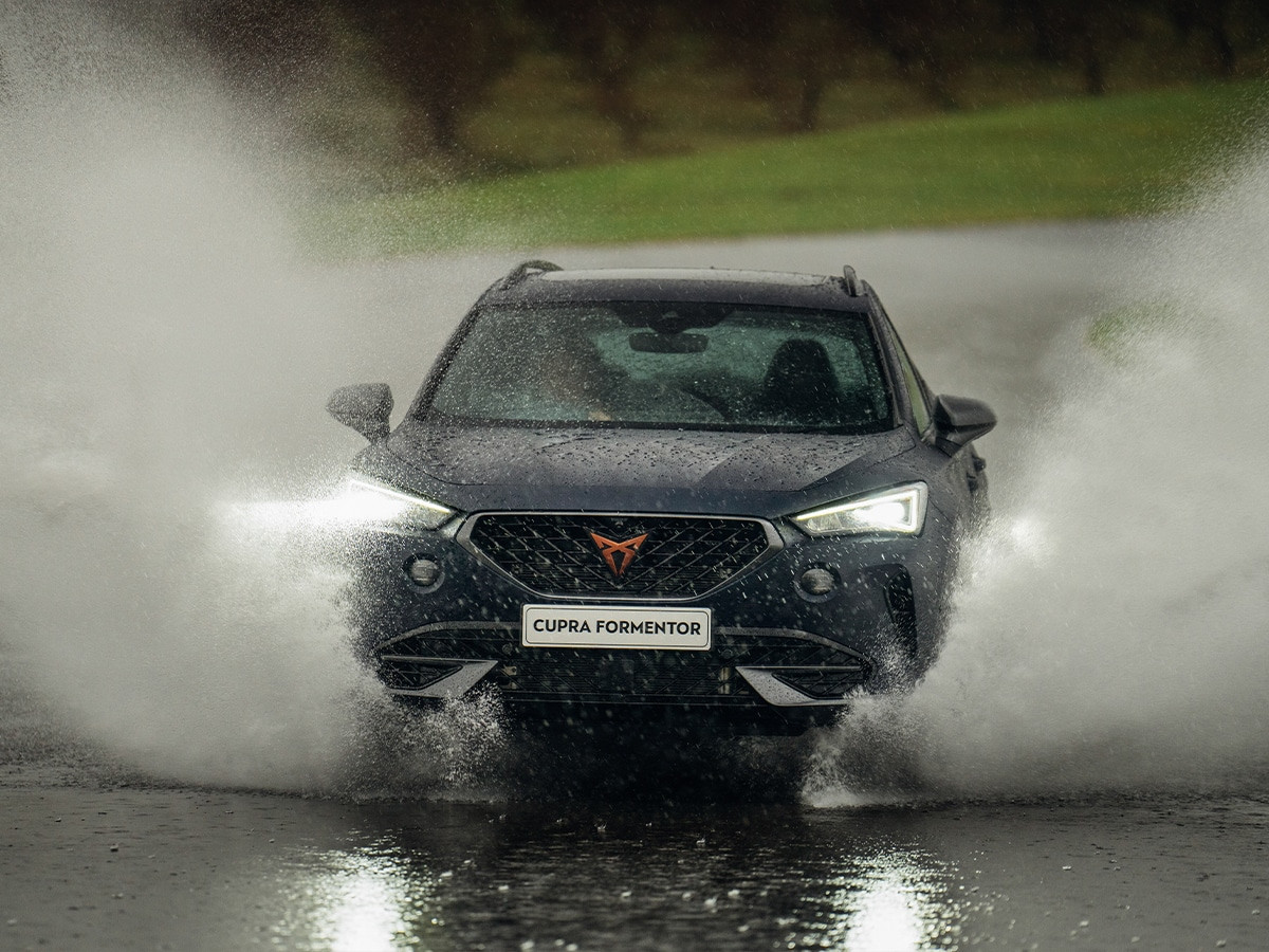 CUPRA Formentor VZx vượt qua con dốc