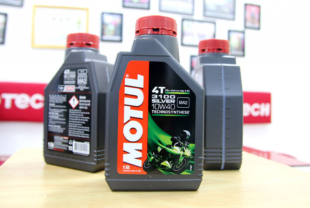 Dầu nhớt Motul Moto 20W50 trong hoạt động