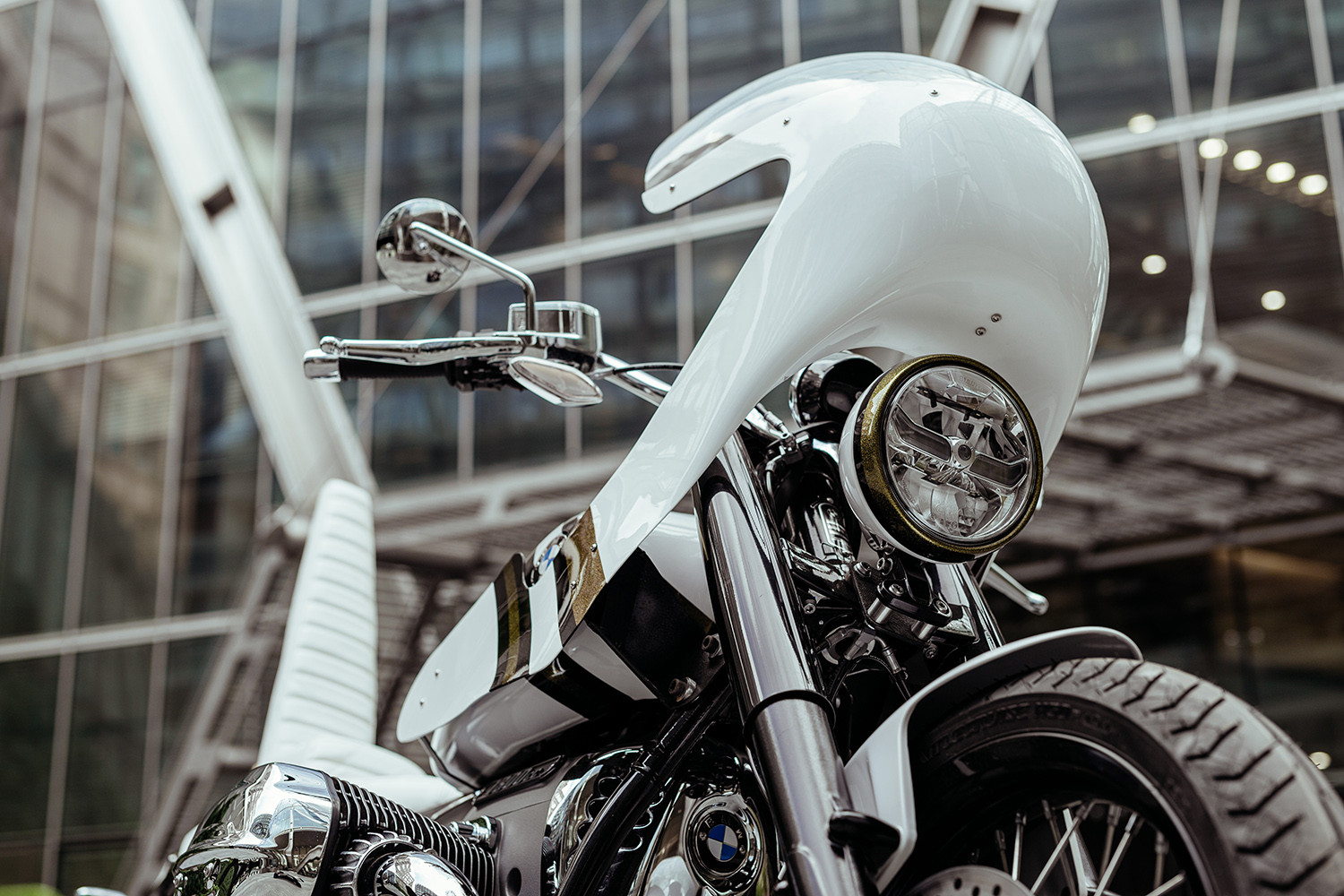 Đèn pha được hạ thấp của BMW R18