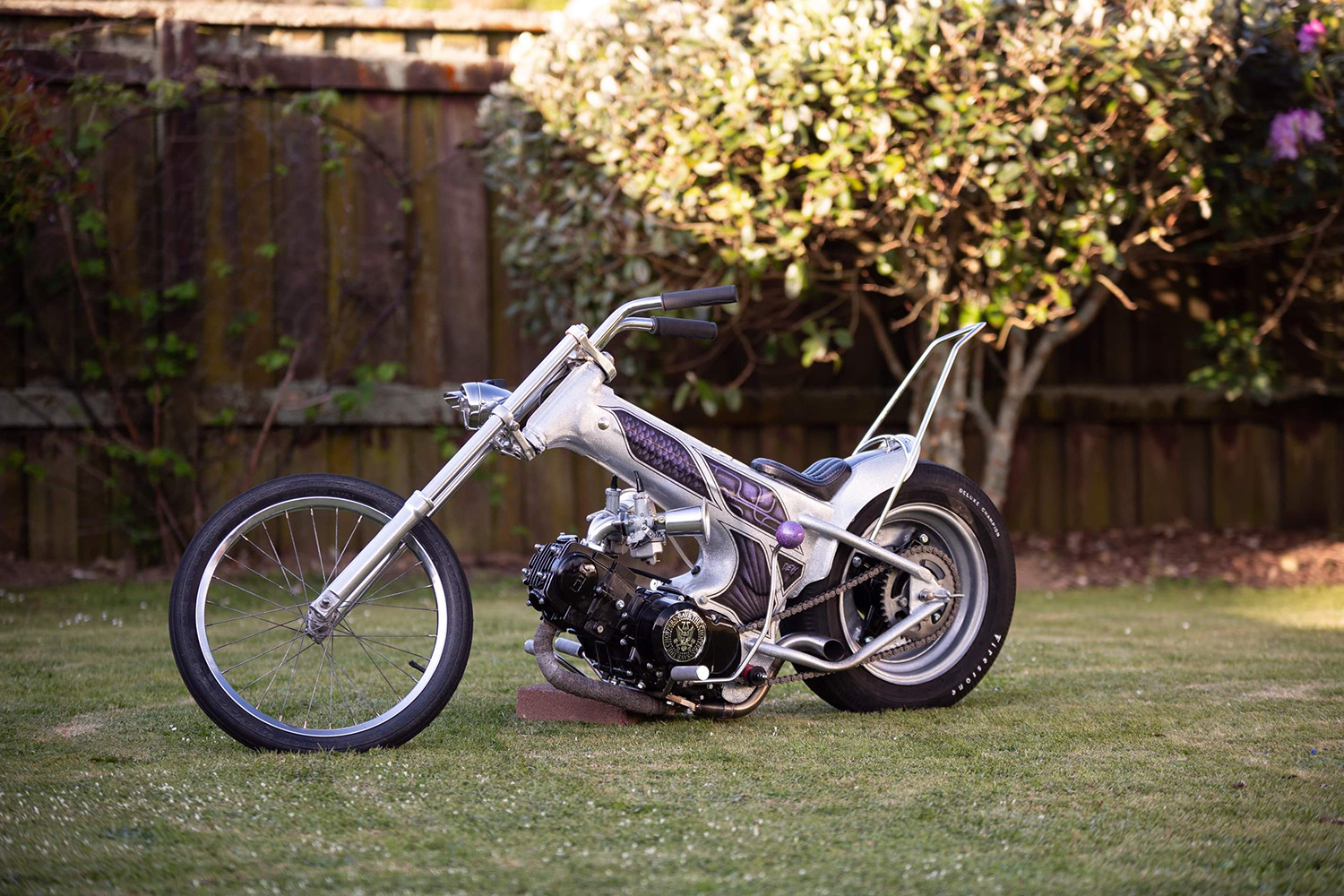 Động cơ và hệ thống carb kép tinh tế của Honda Dax chopper