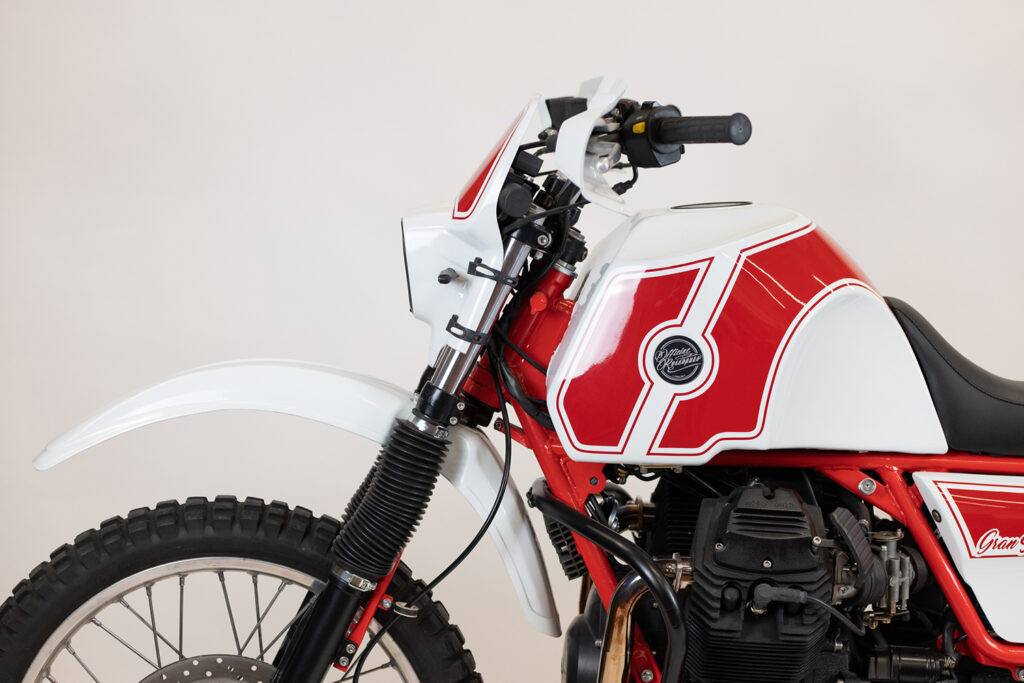 Đua xe Moto Guzzi với bánh xe chuyên dụng mạnh mẽ