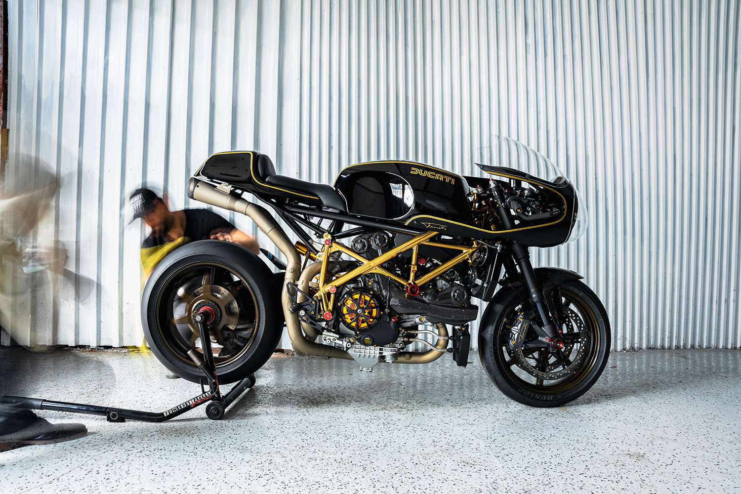 Ducati 900SS độc đáo với chi tiết độ vàng