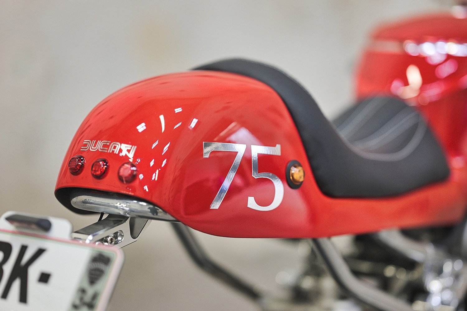 Đuôi xe cafe racer cổ điển trên Ducati 749