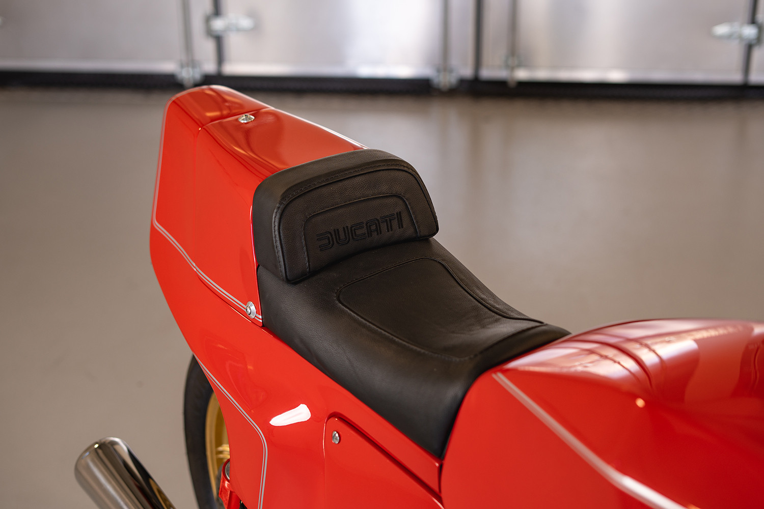 Ghế da và logo Ducati thêu nổi tinh tế trên đuôi xe.