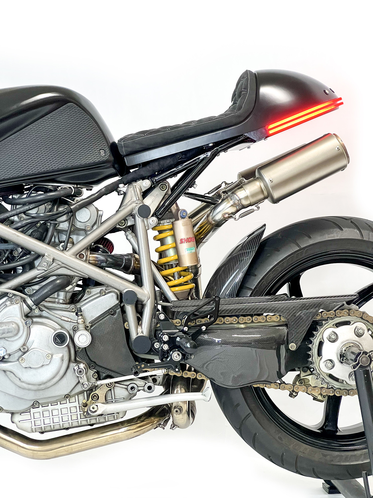 Ghế ngồi được may từ Alcantara trên Ducati 996