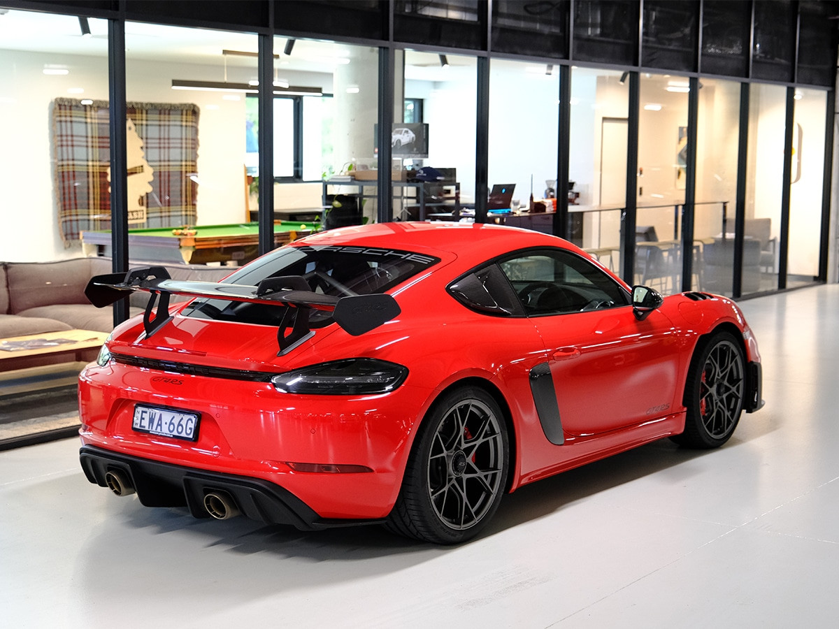 GT4 RS cổ thiên nga góc nhìn phía sau