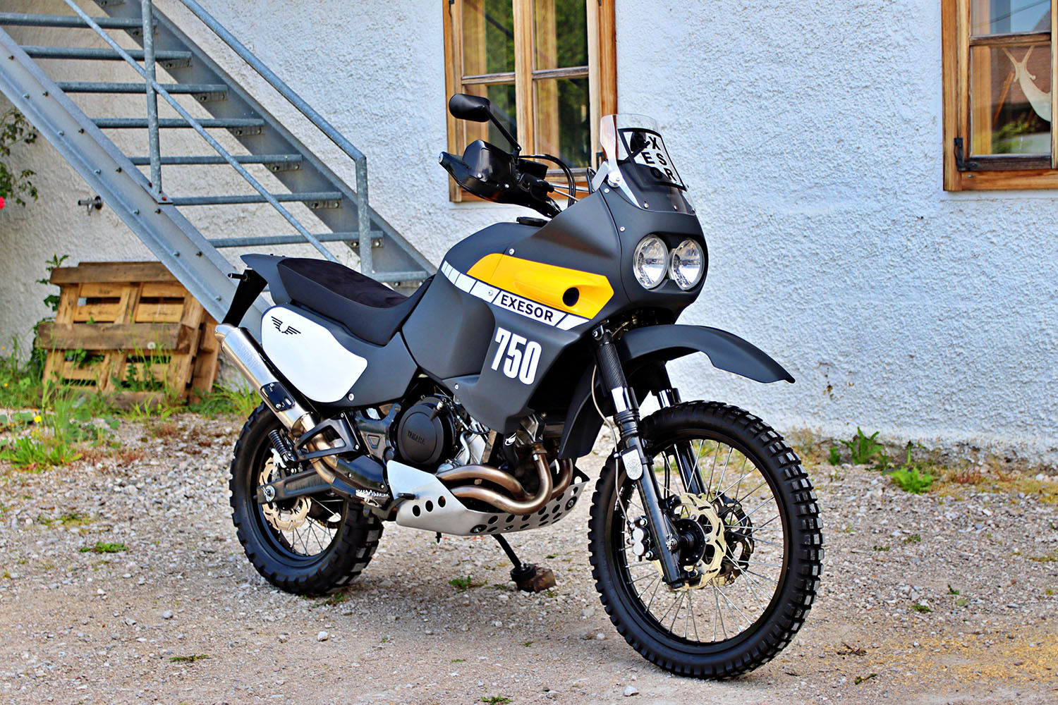 Hệ Thống Treo và Kiểm Soát Trên Yamaha XTZ750