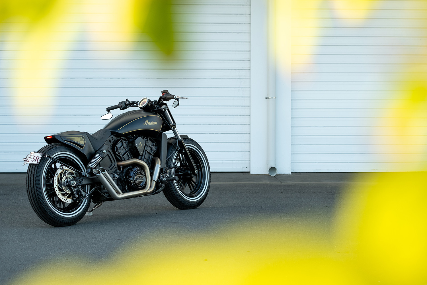 Hoàn thiện với sơn và thiết kế logo trên Indian Scout