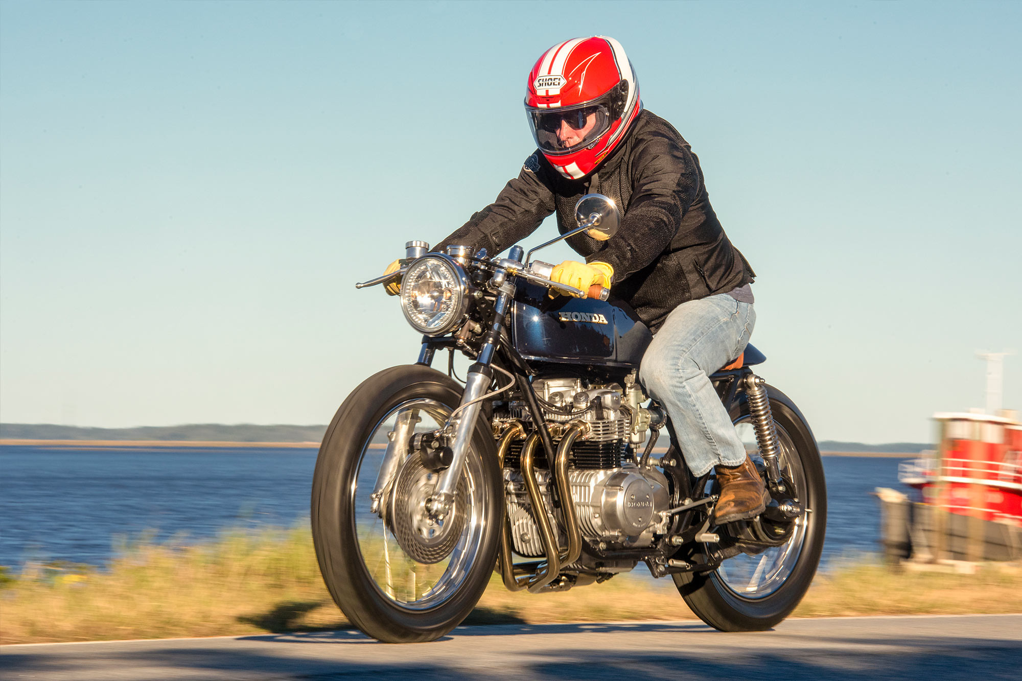 Honda CB550 khi đi trên đường