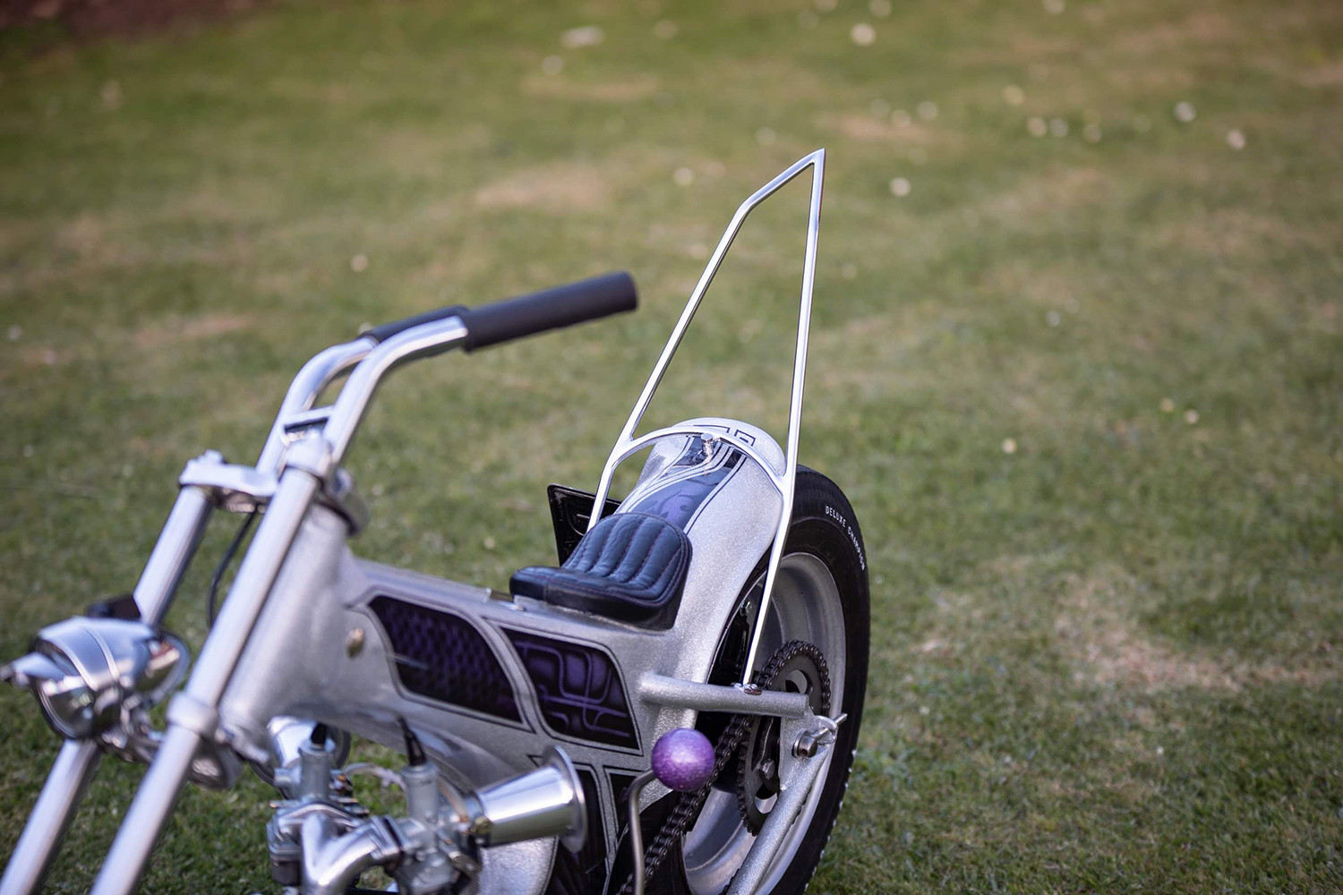 Honda Dax độ phong cách chopper với khung thép và bánh xe độc đáo