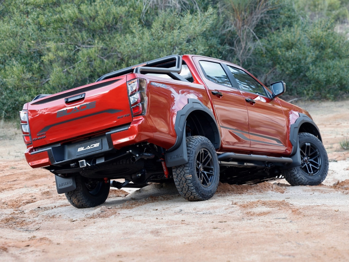 Isuzu d max blade testing off road rear end