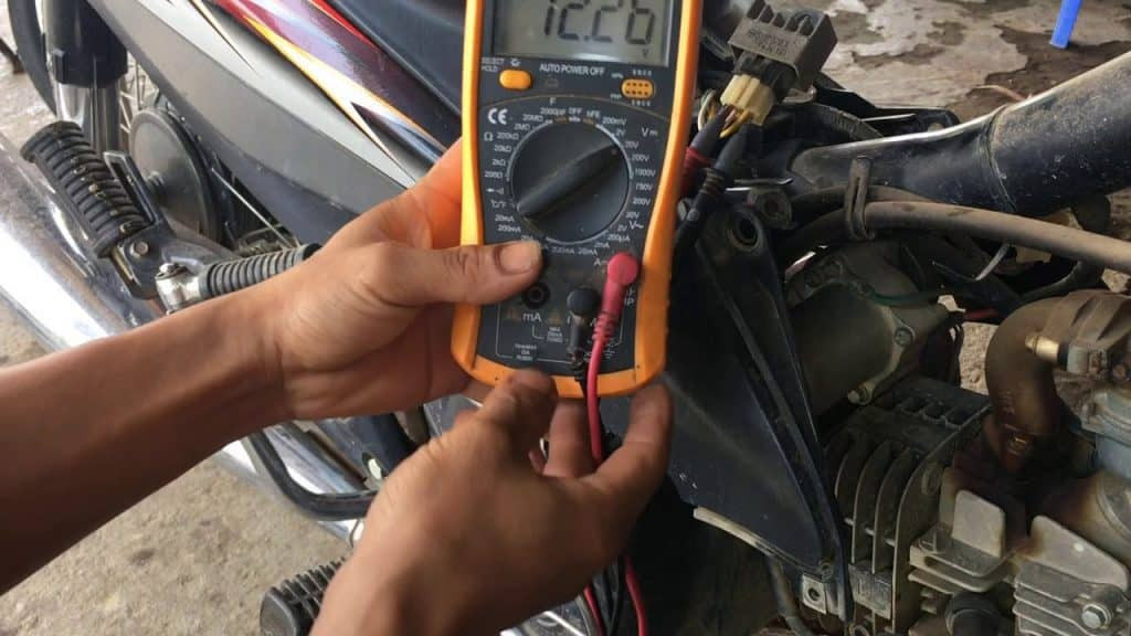kiểm tra cục sạc xe máy