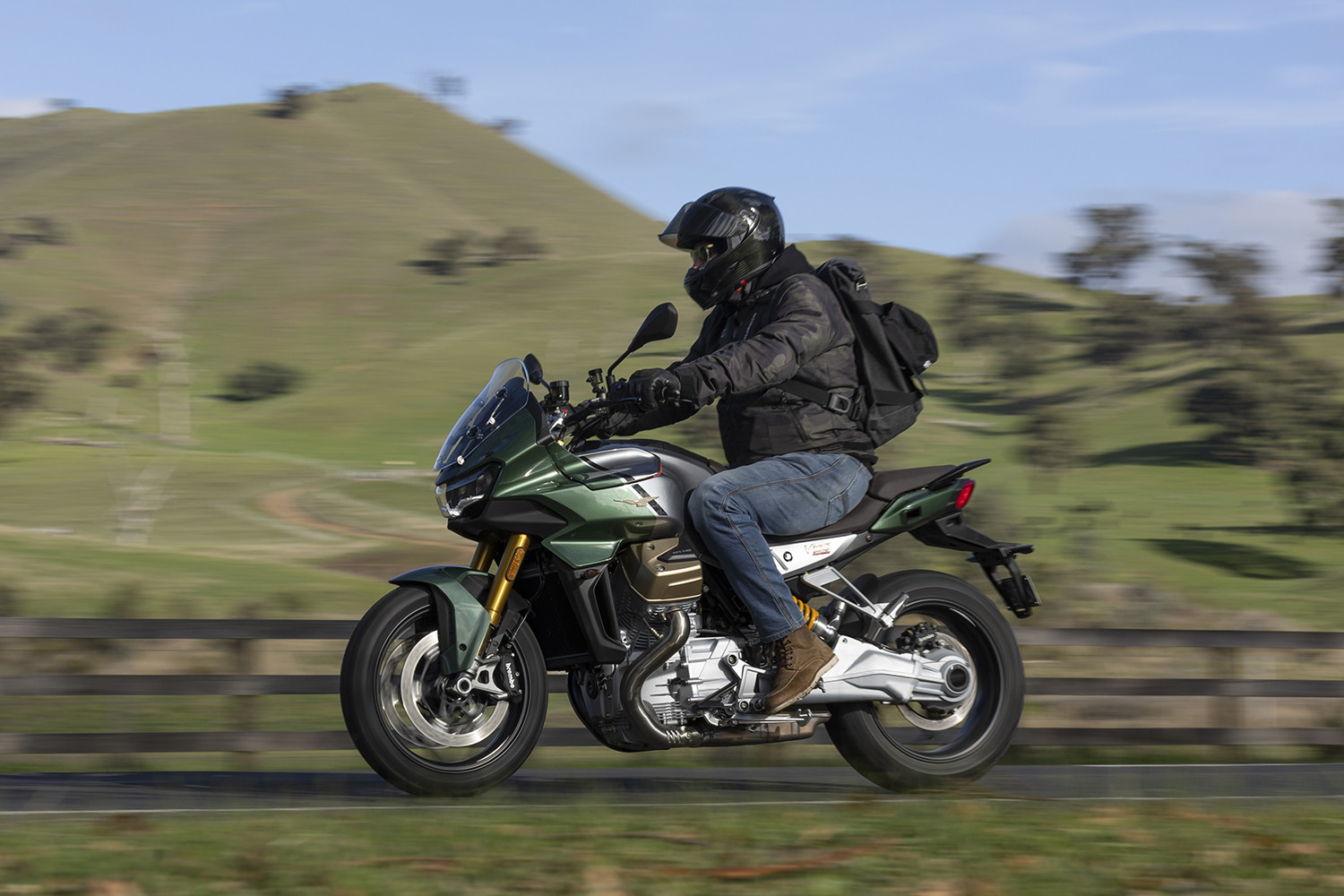 Kiệt tác phong cách Ý Moto Guzzi V100 Mandello