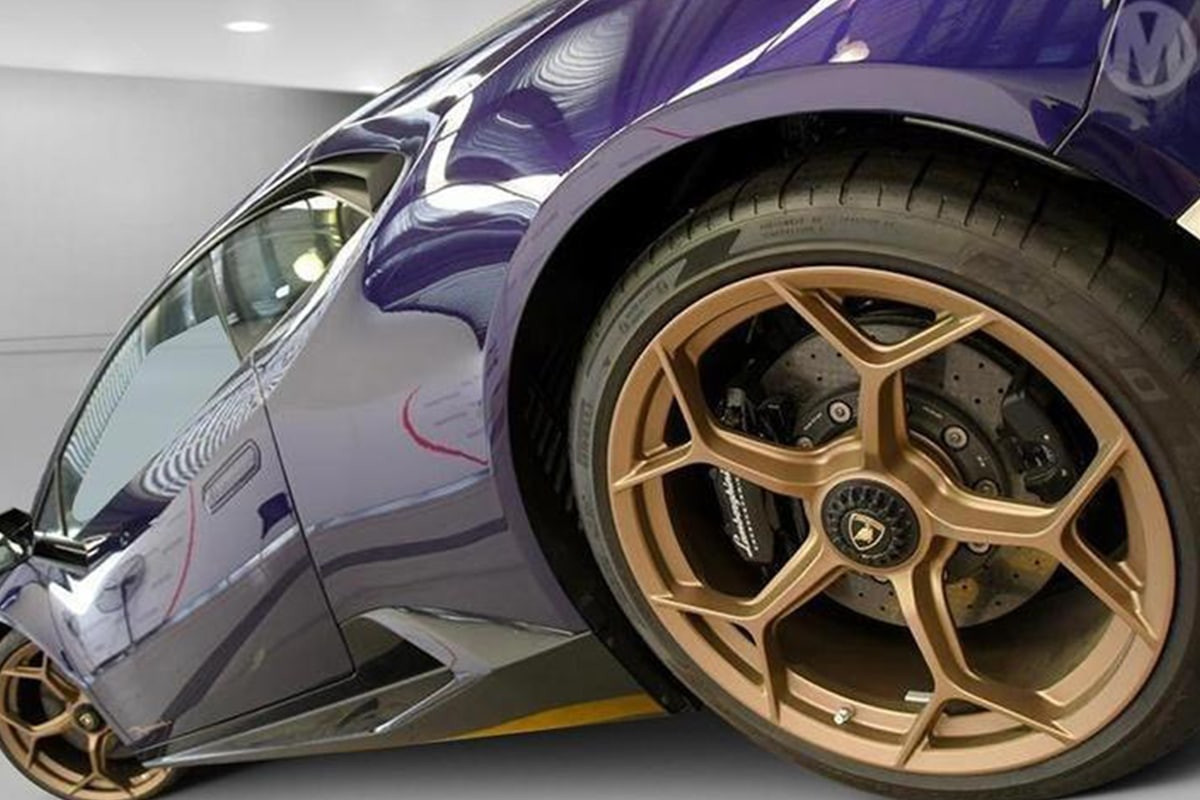 Lamborghini bị tịch thu phần sau với bánh xe